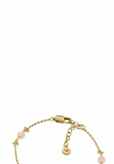 Bracciale in tono oro con una delicata catena, presenta accenti di perle rosa e piccoli dettagli a forma di farfalla. Include un gancio a moschettone e lunghezza regolabile.