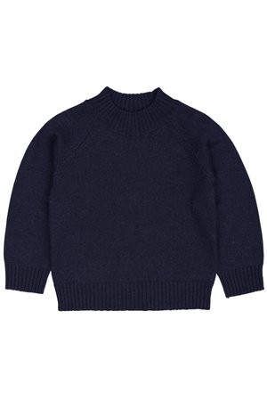 Tamsiai mėlynas megztinis su įribuotu apykakle ir rankogaliais. Turi laisvą pjūvį ir raglanines rankoves, pagamintas iš minkštos, tekstūrinės medžiagos.