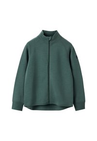 Grøn zip-up jakke med høj krave, raglanærmer og et tekstureret stof. Har en frontlynlås og et logo på venstre ærme.