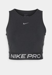 Débardeur de sport Nike Pro noir court, sans manches, avec logo Swoosh argenté sur la poitrine et bande élastique à la taille avec marquage de la marque.