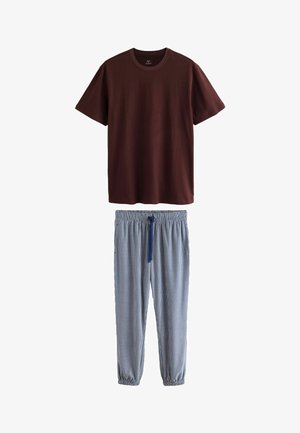 Burgunderfarbenes Baumwoll-T-Shirt mit kurzen Ärmeln über hellblauen und weißen karierter Schlafanzughose mit elastischem Bund und blauen Kordelzug.