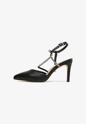 Czarny skórzany but na wysokim obcasie z ostrym noskiem, paskiem wokół kostki ozdobionym kryształkami oraz gładką fakturą. Klasyczny profil designu.