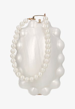 Hvid muslingeskalformet clutch med en blank overflade og en guldlås; en række runde hvide perler draperet hen over fronten.