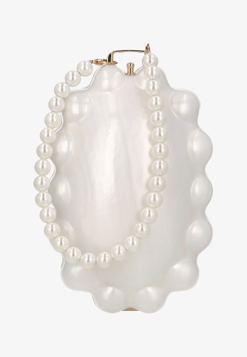 Bílá kabelka ve tvaru škeblové mušle s lesklým povrchem a zlatým zapínáním; přes přední část je přehnutý řetěz z kulatých bílých perel.