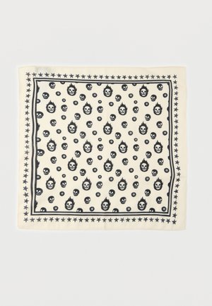 Kremowy kwadratowy szalik z czarną gwiazdkową ramką i rozproszonymi czarnymi czaszkami, niektóre z płomieniami, na białym tle.