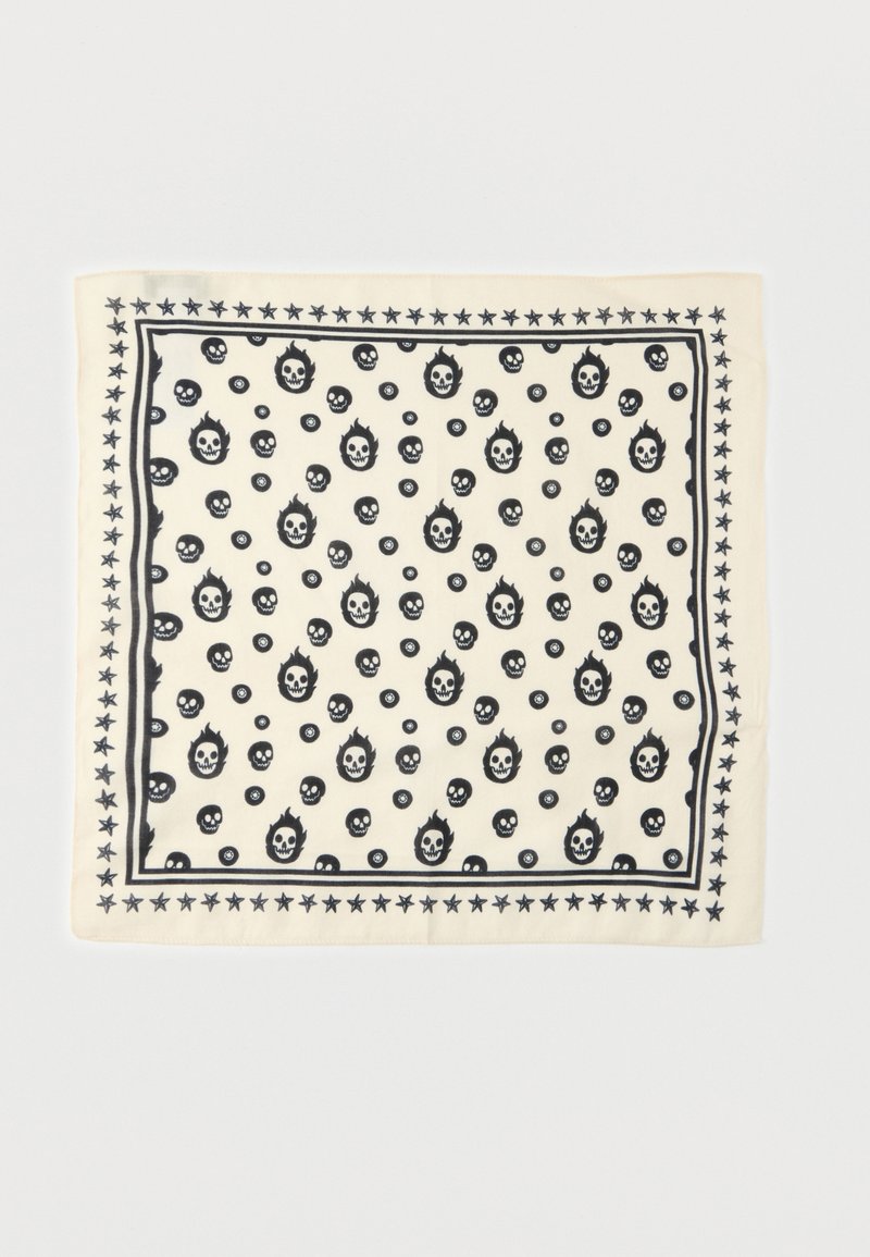 Τετράγωνο κρεμ φουλάρι με μαύρο περίγραμμα αστεριού και διασκορπισμένες μαύρες κρανίες, μερικές με φλόγες, σε λευκό φόντο.