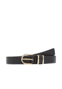 Zwarte leren riem met een gouden metalen gesp. Heeft een gladde textuur en twee horizontale accentriemen nabij de gesp.