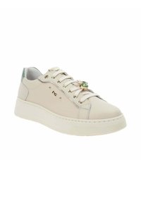 Off-white leren sneaker met metalen oogjes, een decoratieve groene steen op de veters, gouden studs en een dikke rubberen zool.