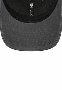 Schwarze Kappe mit einem glatten, flexiblen Schirm; aus strukturiertem Stoff gefertigt; mit gestickten Details und einem Etikett mit Logo innen.