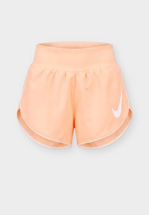 Ferskenfarvede atletikshorts med bred talje, hvid kant og stor hvid Nike-swoosh på højre ben.