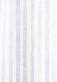 Tessuto leggero con righe verticali blu e bianche alternate; texture morbida, leggermente traslucido, con un aspetto simile al lino.
