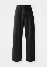 Sorte denimjeans med høy livvidde og vid ben. Har en rød knapp og klassisk femlommers design. Glatt tekstur med minimal falming.