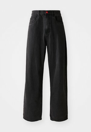 Jean en denim noir avec une taille haute et une jambe large. Caractérisé par un bouton rouge et un design classique à cinq poches. Texture lisse avec un minimum de décoloration.