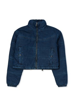 Giacca in denim scuro tagliata, con colletto alto, zip frontale e due tasche laterali. Presenta polsini e vita a costine con cuciture orizzontali.