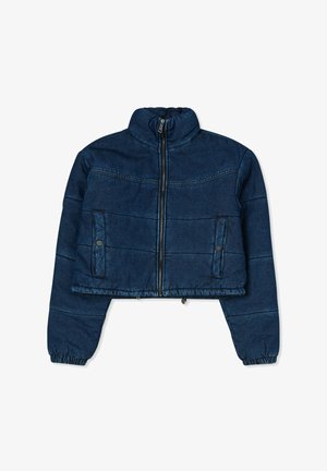 Giacca in denim scuro tagliata, con colletto alto, zip frontale e due tasche laterali. Presenta polsini e vita a costine con cuciture orizzontali.