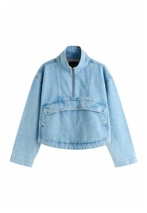 Hellblauer Denim-Pullover mit langen Ärmeln, Stehkragen, vorderem Viertelreißverschluss und großer Fronttasche mit Klappe.