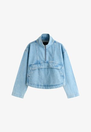 Hellblauer Denim-Pullover mit langen Ärmeln, Stehkragen, vorderem Viertelreißverschluss und großer Fronttasche mit Klappe.