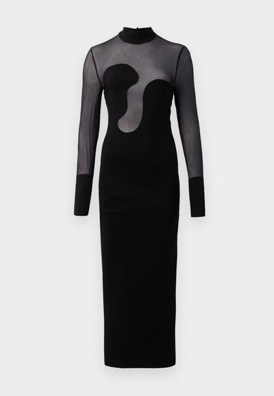 Crna haljina s dugim rukavima i visokim ovratnikom, s prozirnim mrežastim detaljima na prsima i rukama, prilagođenog kroja i midi dužine.