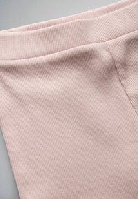 Hele roosa soonikuga kangas, millel on lai vöökoht, näidates pehmet tekstuuri ja õrna läiget, loodud mugavuse ja paindlikkuse tagamiseks.