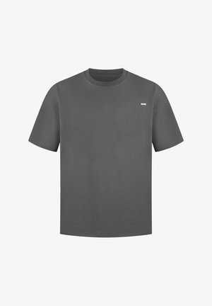 Grijze katoenen T-shirt met een ronde hals en korte mouwen, met een klein logo op de linkerkant van de borst. Glad textuur, comfortabele pasvorm.