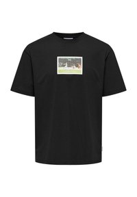 T-shirt in cotone nero con collo rotondo. Presenta una stampa grafica rettangolare sul petto che raffigura un evento sportivo. Maniche corte, vestibilità rilassata.