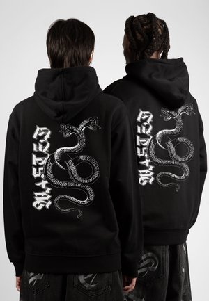 Sudadera con capucha negra con un gráfico de serpiente blanca y letras en la parte posterior, con un corte relajado y puños acanalados.