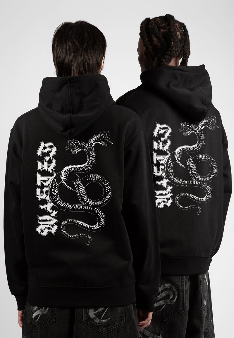 Sudadera con capucha negra con un gráfico de serpiente blanca y letras en la parte posterior, con un corte relajado y puños acanalados.