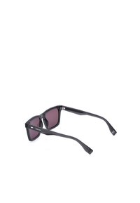 Lunettes de soleil rectangulaires noires avec verres teintés foncés, branches larges et petit logo "Police" sur le côté.