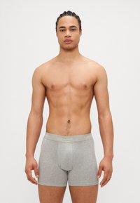 Boxeri din bumbac gri, cu un design ajustat, talie elastică cu logo-ul „Calvin Klein” și o textură netedă.