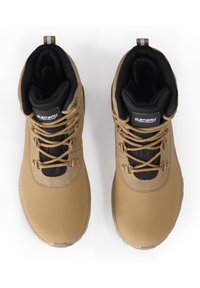 Botas altas marrones con parte superior sintética suave, forro de tela negra, cordones en contraste y una lengüeta trasera para facilitar su puesta.