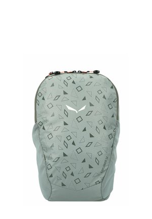Mochila verde con un patrón de formas triangulares y diamantes, diseño elegante, correas ajustables y cierre con cremallera.