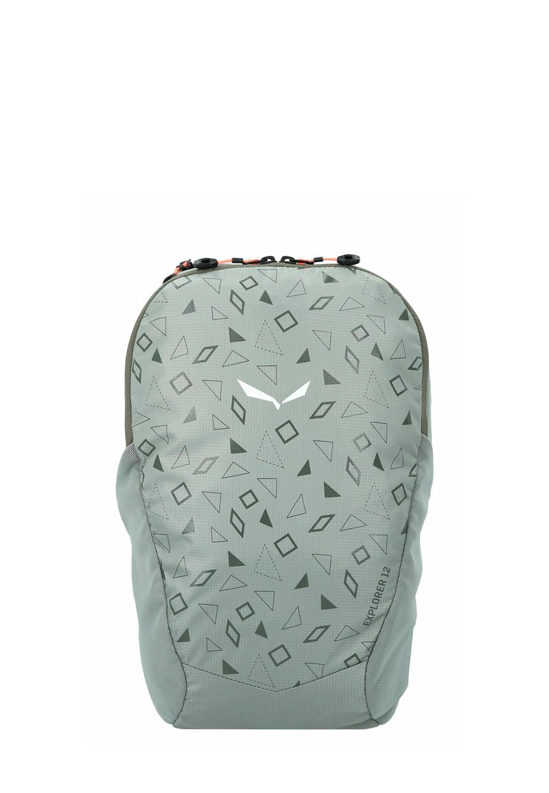 Mochila verde con un patrón de formas triangulares y diamantes, diseño elegante, correas ajustables y cierre con cremallera.