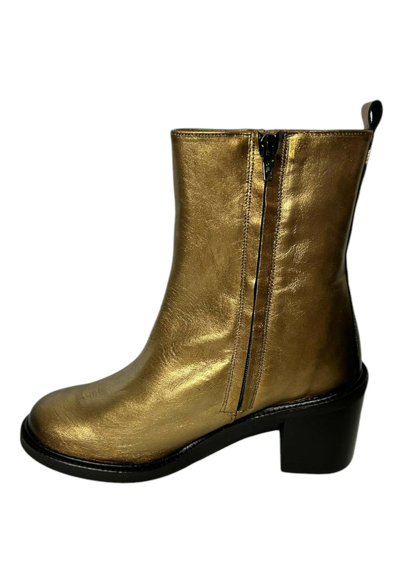 Botín de tobillo metálico dorado con textura suave, cremallera lateral, suela negra y tacón cuadrado. Diseñado para el estilo y la comodidad al usar.