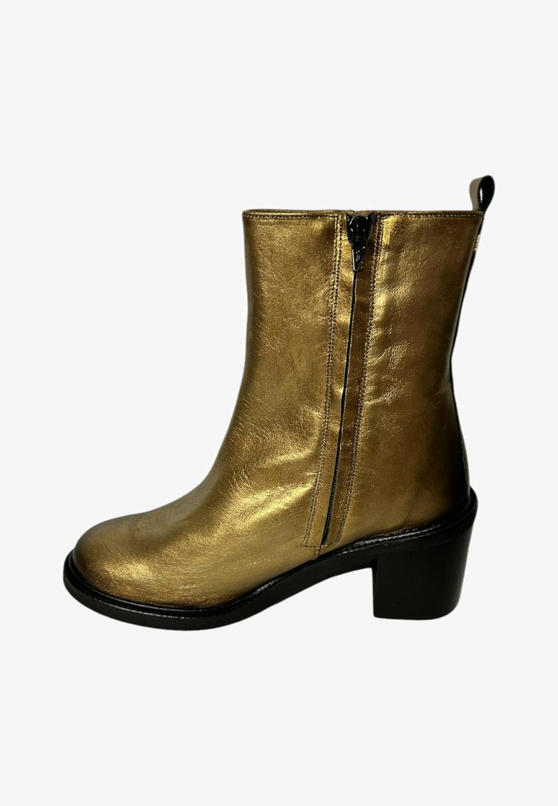 Botín de tobillo metálico dorado con textura suave, cremallera lateral, suela negra y tacón cuadrado. Diseñado para el estilo y la comodidad al usar.