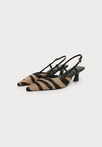 Ζευγάρι γυναικείες μυτερές γόβες slingback με ασπρόμαυρο και ταμπά animal print και μικρό μεσαίου ύψους μαύρο τακούνι σε λευκό φόντο.