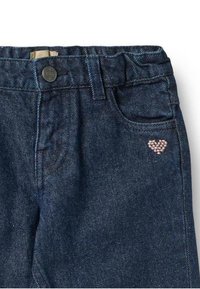 Jeans in denim blu scuro con chiusura a bottone argentato, tasche frontali e un dettaglio a cuore rosa cucito sulla tasca destra.