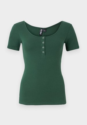 Top cu mânecă scurtă, cu dungi, de culoare verde închis, cu decolteu rotund. Dispune de o închidere cu butoane cu capse de nuanță argintie. Textură moale.