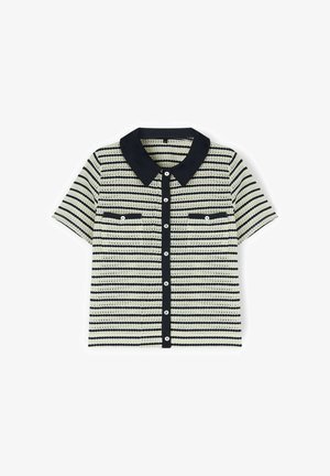 Chemise en maille à manches courtes avec des rayures horizontales noires et blanches, col noir, fermeture boutonnée sur le devant et deux poches poitrine boutonnées.