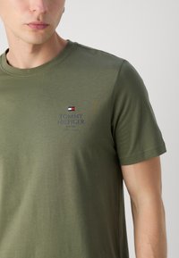 Tommy Hilfiger STACK TEE - T-shirt basic - green