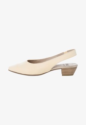 Scarpa con tacco slingback beige con punta affilata, texture in morbido camoscio e tacco blocco in legno basso. Design semplice con hardware minimale.