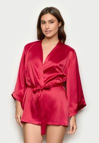Bata de satén roja con un diseño envolvente, mangas estilo kimono y un cinturón a juego. La textura suave y el escote en V realzan su apariencia elegante.