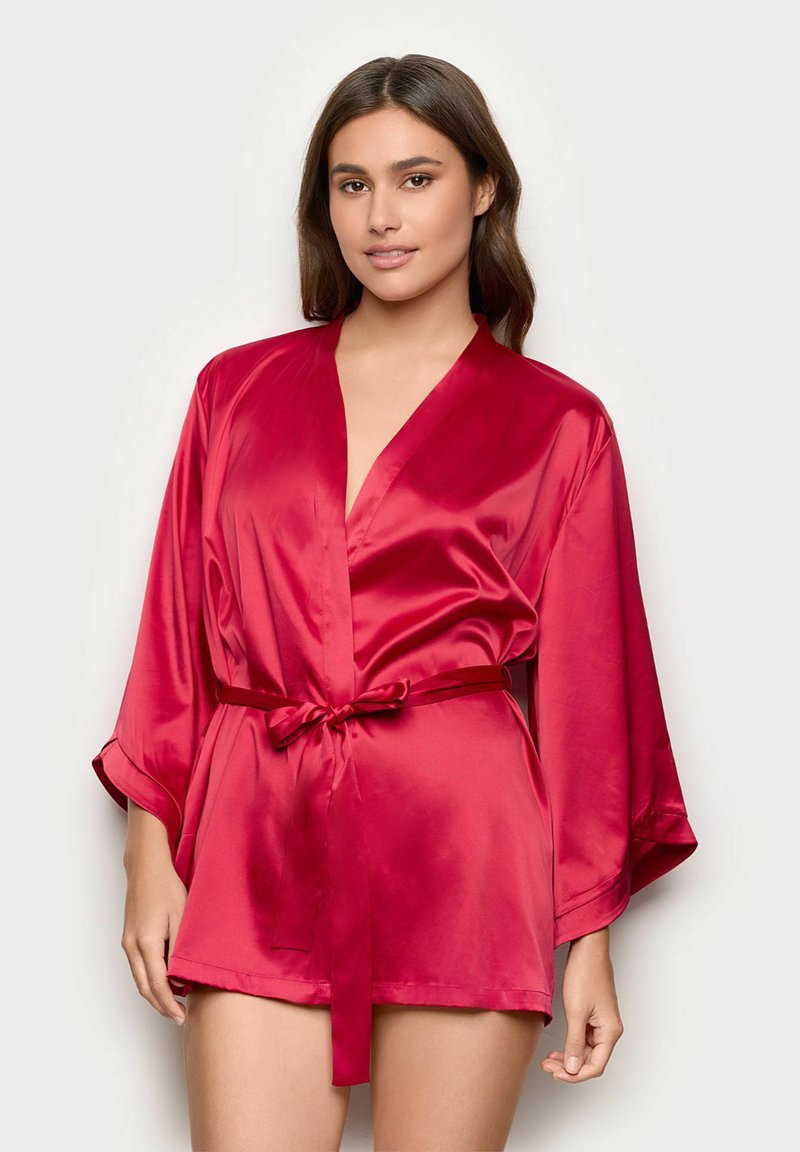 Bata de satén roja con un diseño envolvente, mangas estilo kimono y un cinturón a juego. La textura suave y el escote en V realzan su apariencia elegante.