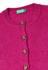 Fuchsiový pletený kardigan s vroubkovaným kulatým výstřihem, zapínáním na knoflíky s hnědými knoflíky a tkanou nálepku značky na límci.