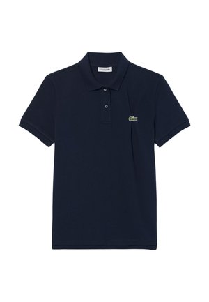 Polo de color azul marino hecho de algodón, con un cuello clásico, mangas cortas y un pequeño logo de cocodrilo verde en el pecho.