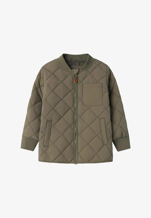 Veste matelassée vert olive avec fermeture éclair à l'avant, col et poignets côtelés, et une poche poitrine. Présente un motif en losanges et des poches latérales.