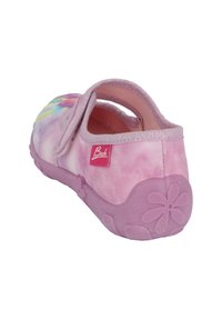 Rosa Kinderschuhe mit einem weichen Obermaterial, das ein buntes Blumenmuster aufweist, einem Klettverschluss und einer strukturierten Gummisohle mit Blumenmuster.