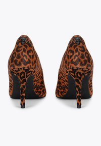 Tacchi alti con stampa leopardata in suede arancione e nero, con punta affusolata e sottile tacco a stiletto. Caratteristico hardware nero sul retro.