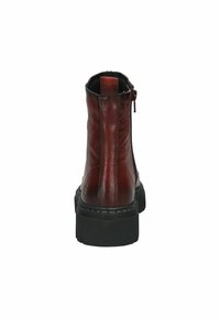 Bottine en cuir rouge avec une texture lisse, fermeture à glissière à l'arrière et semelle épaisse noire. Présente un détail de logo embossé.