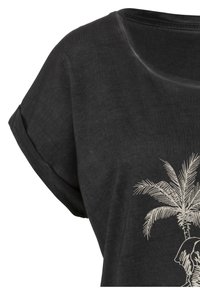 Schwarzes, kurzärmliges T-Shirt aus weichem Stoff mit einer hellen Palme-Grafik auf der Vorderseite und einem weiten Ausschnitt-Design.