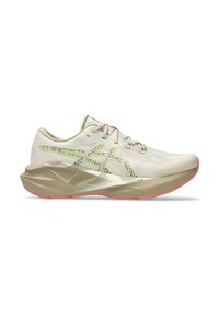 Chaussure de course légère en beige avec des accents multicolores. Présente un dessus en maille lisse, des détails réfléchissants et une semelle rembourrée avec une semelle extérieure rose.